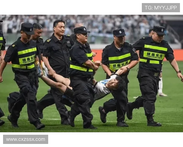 足球明星街头遭球迷热情围堵亲密互动引发粉丝狂欢盛况